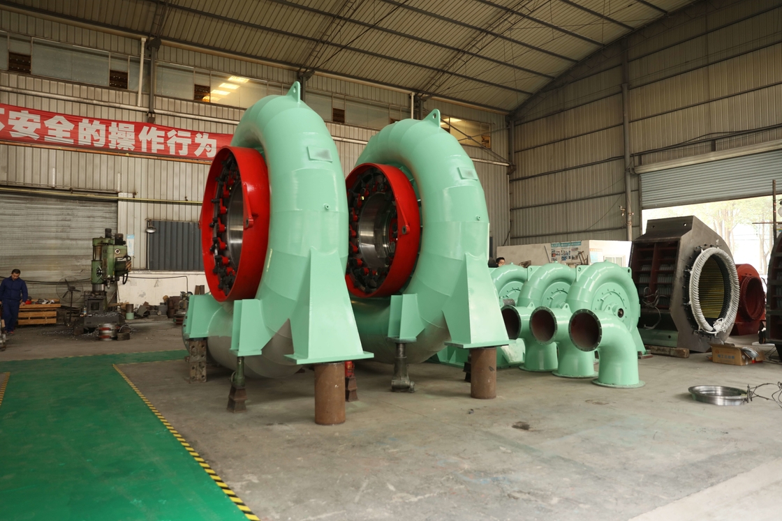 Wasserturbinengenerator 300 kW-20 MW Leistungsausgang Bürstenlose Anregung Vertikale Installation 300-3000 Rpm Geschwindigkeit