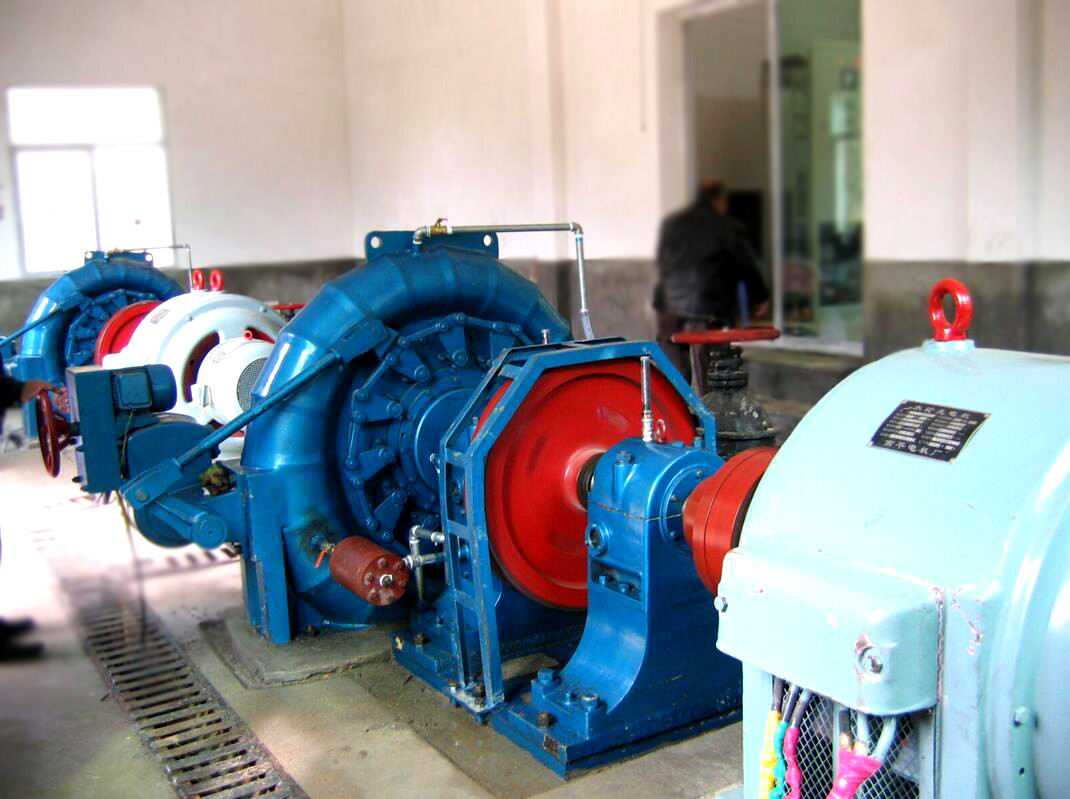 Edelstahlvertikaler Francis-Turbinengenerator mit 400V - 10kV Spannung für Wasserkopf 20m - 300M