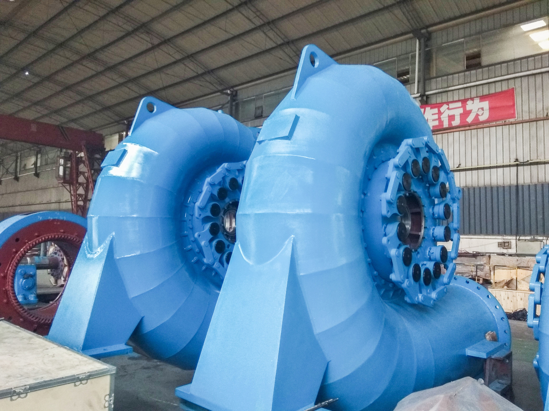 Edelstahlvertikaler Francis-Turbinengenerator mit 400V - 10kV Spannung für Wasserkopf 20m - 300M