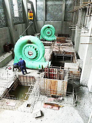 Stromvertikaler Wasserturbinengenerator 200KW-20MW automatische Steuerung angepasste Farbe