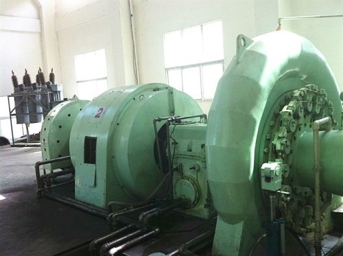 Vertikaler Francis-Wasserturbinengenerator 450-1000 RPM Nenngeschwindigkeit 400V 800V 6,3kV 10kV Spannung